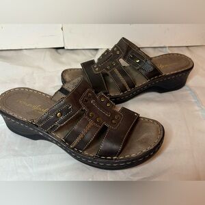 Women’s Natural Soul by Naturalizer Brown Leather Low Wedge Heel Sandal Size 6.5